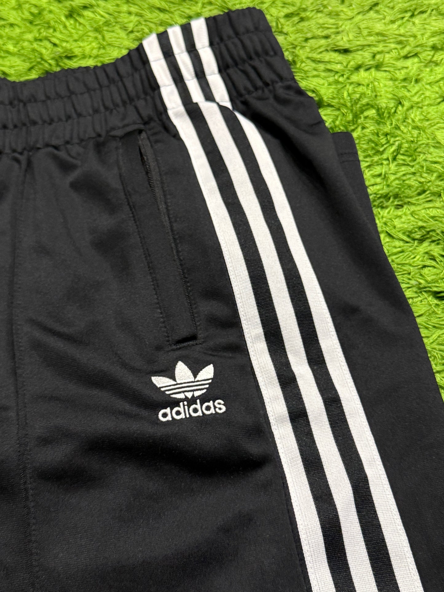Spodnie dresowe czarne z kwiatkami Adidas Originals Firebird baggy pants