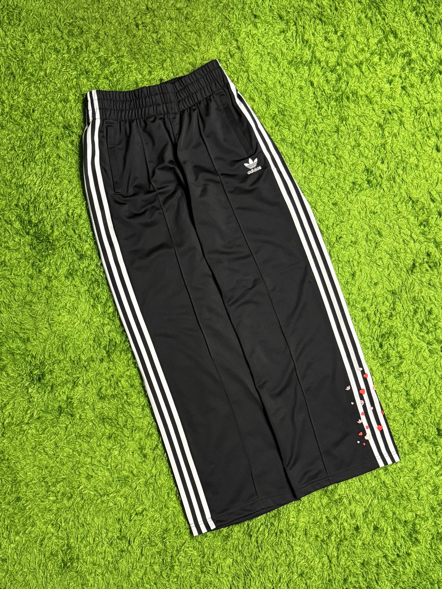 Spodnie dresowe czarne z kwiatkami Adidas Originals Firebird baggy pants
