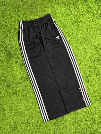 Spodnie dresowe czarne z kwiatkami Adidas Originals Firebird baggy pants