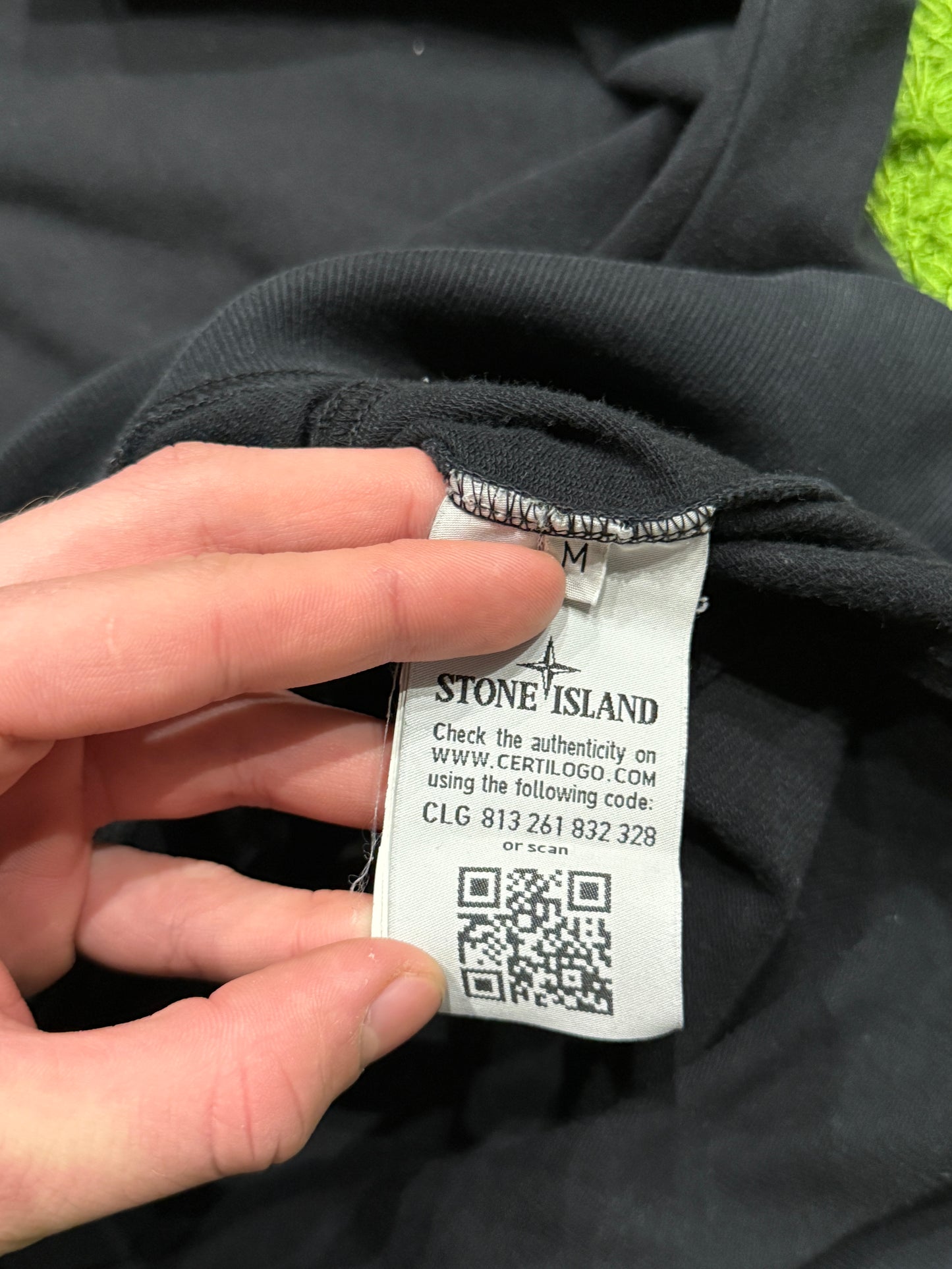 Czarna bluza Stone Island z patką