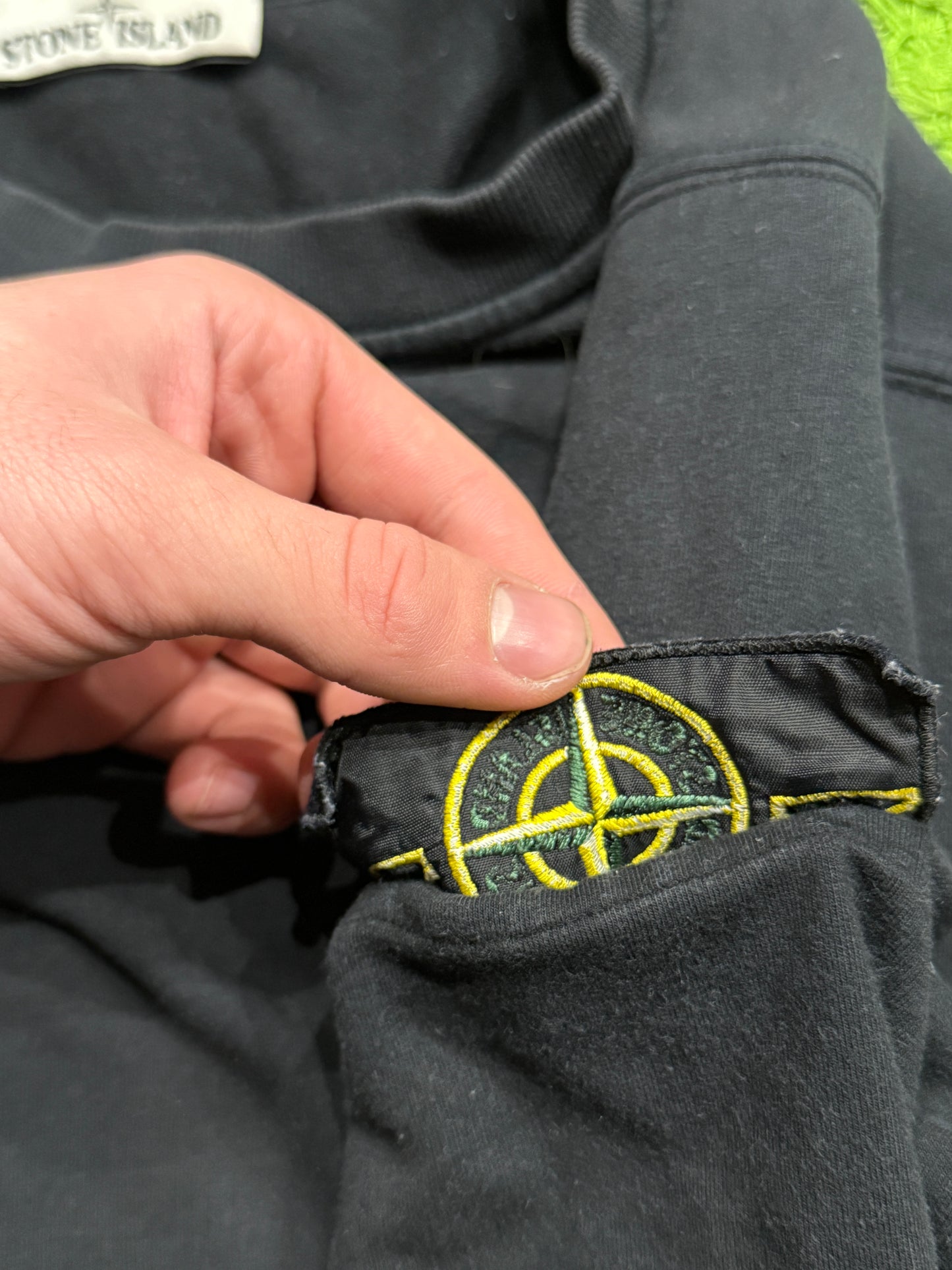 Czarna bluza Stone Island z patką