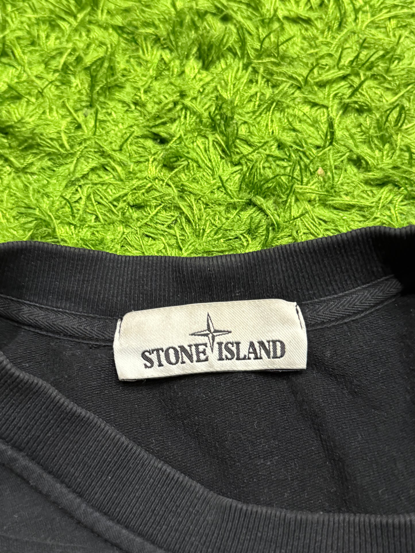 Czarna bluza Stone Island z patką