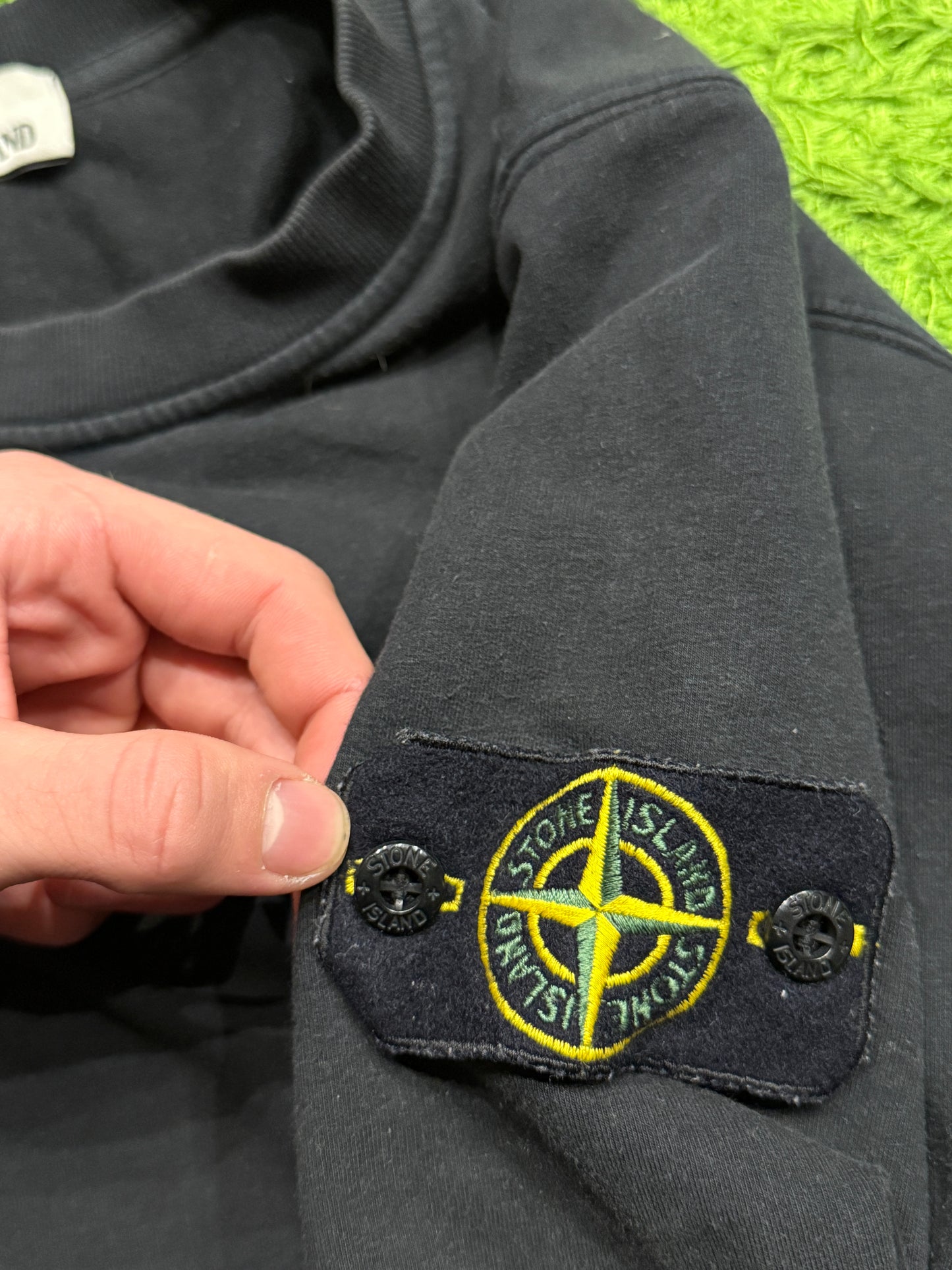 Czarna bluza Stone Island z patką