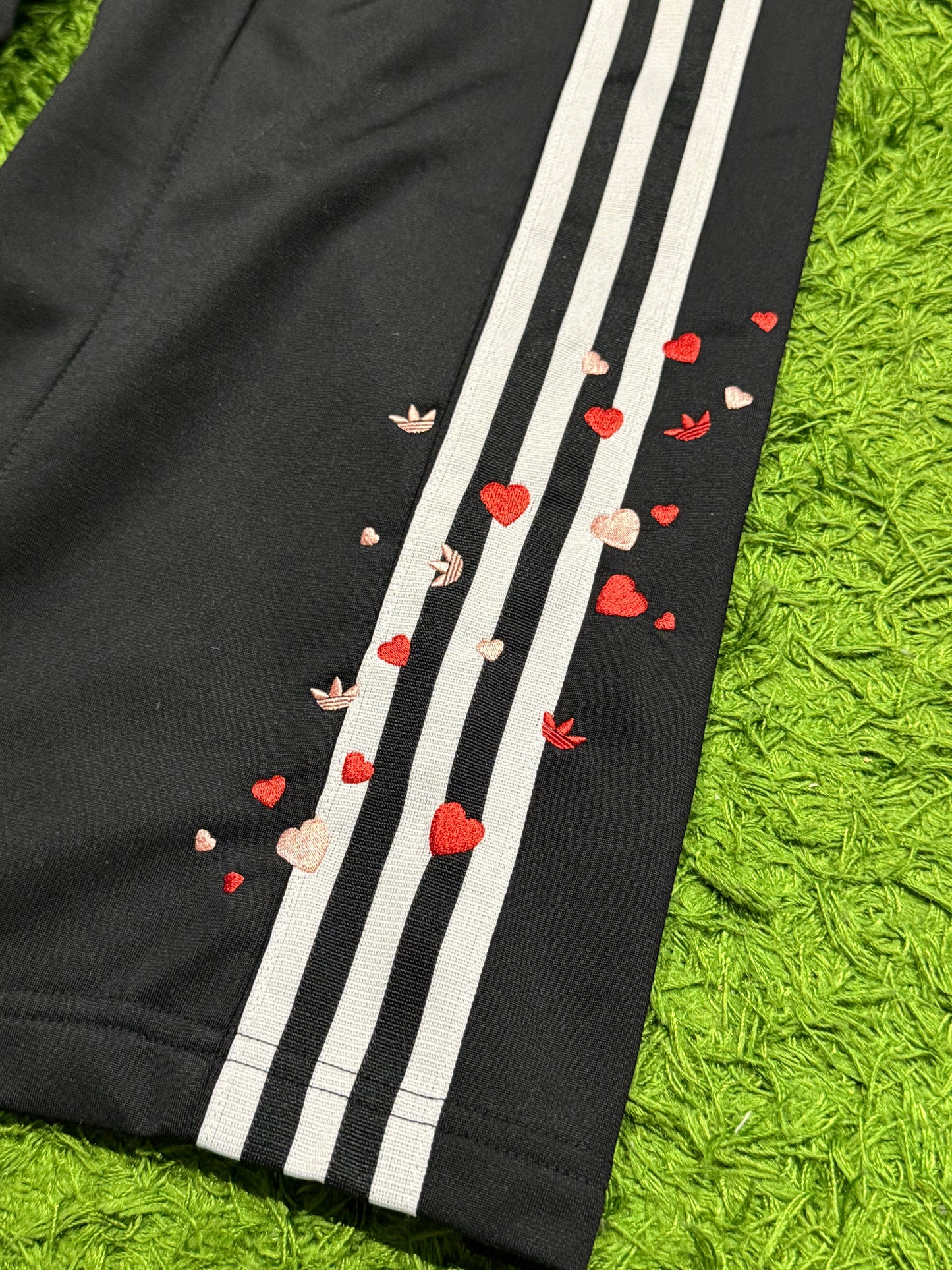 Spodnie dresowe czarne z kwiatkami Adidas Originals Firebird baggy pants