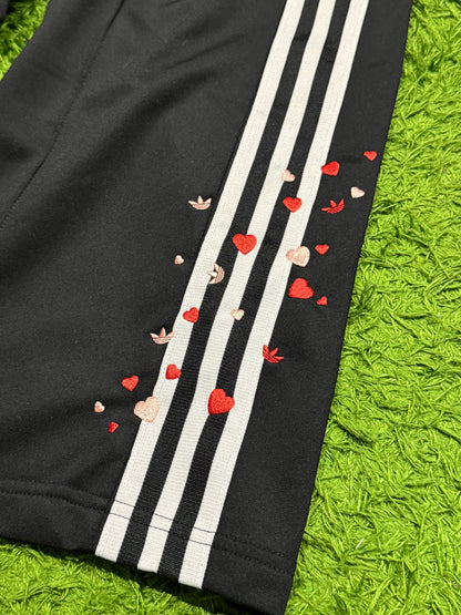 Spodnie dresowe czarne z kwiatkami Adidas Originals Firebird baggy pants