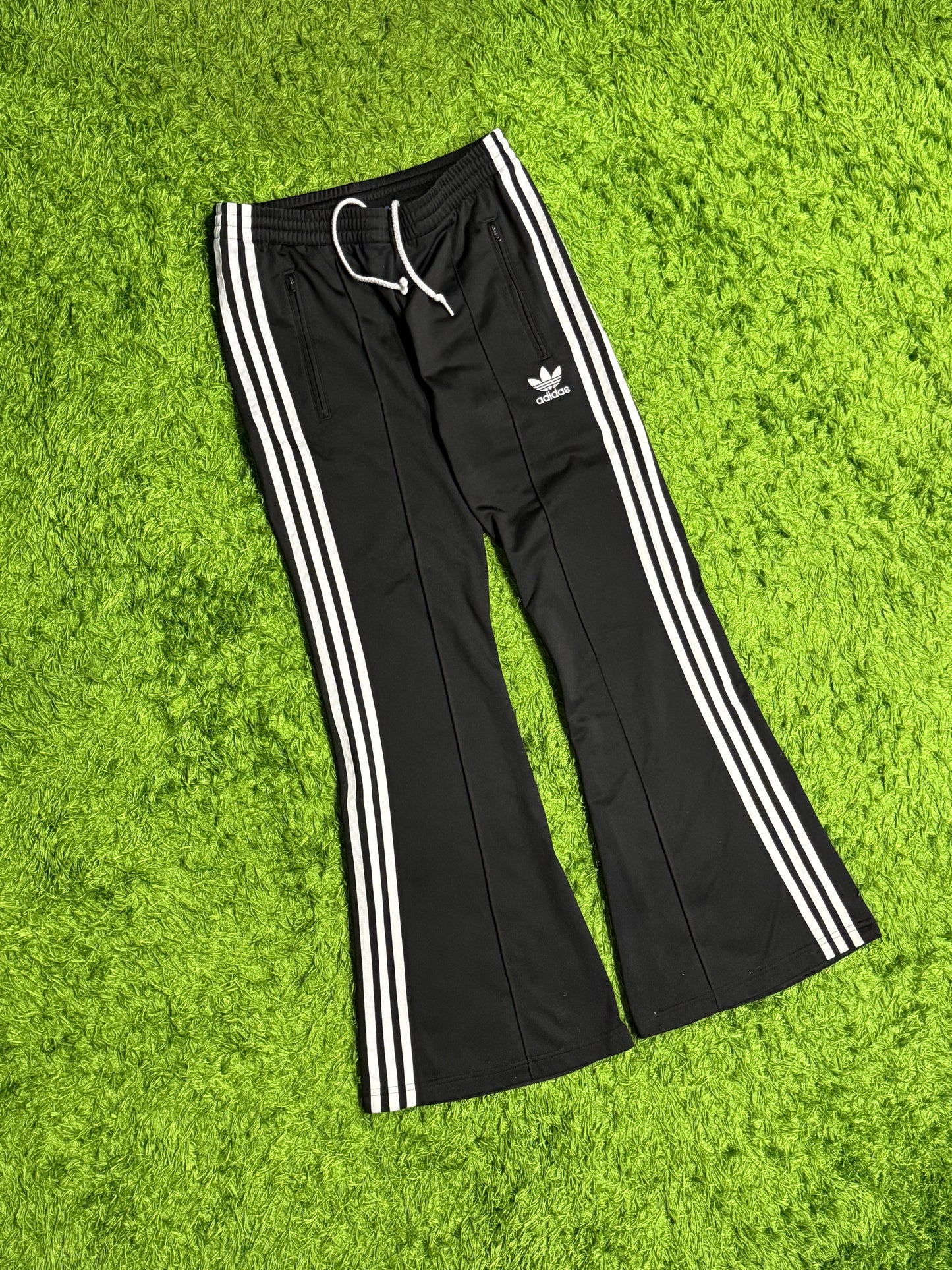 Spodnie dresowe czarne Adidas Originals Firebird dzwony